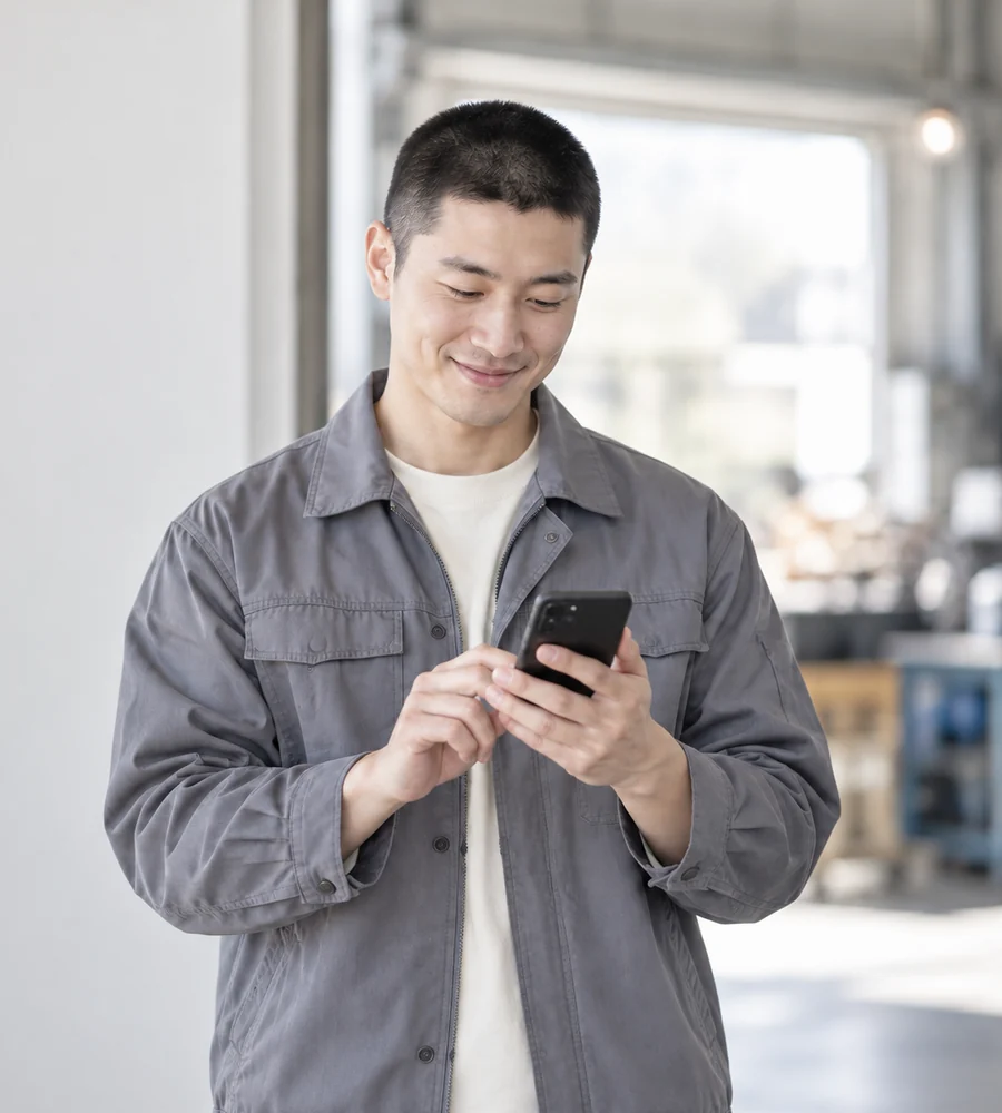김해 개인돈 대출 상담을 휴대전화로 안내받는 고객